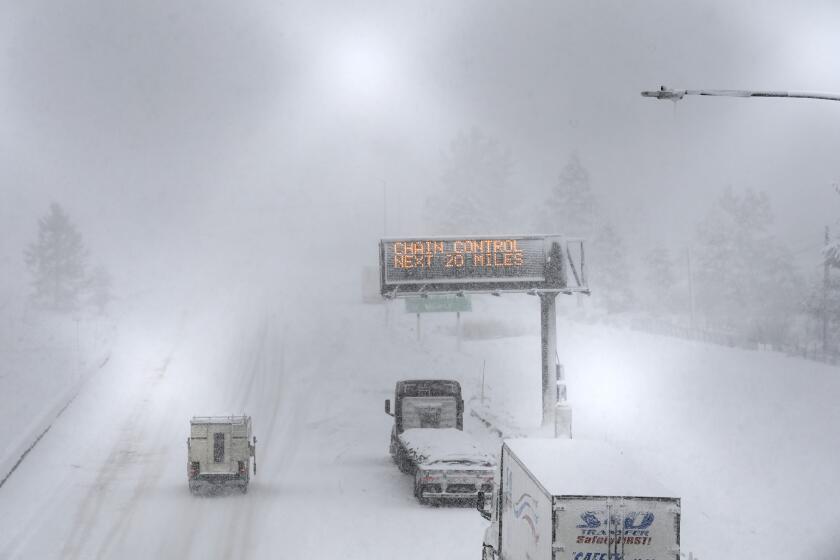 Varios vehículos circulan bajo una intensa nevada por la I-80, el 1 de marzo de 2024, en Truckee, California. (AP Foto/Andy Barron)