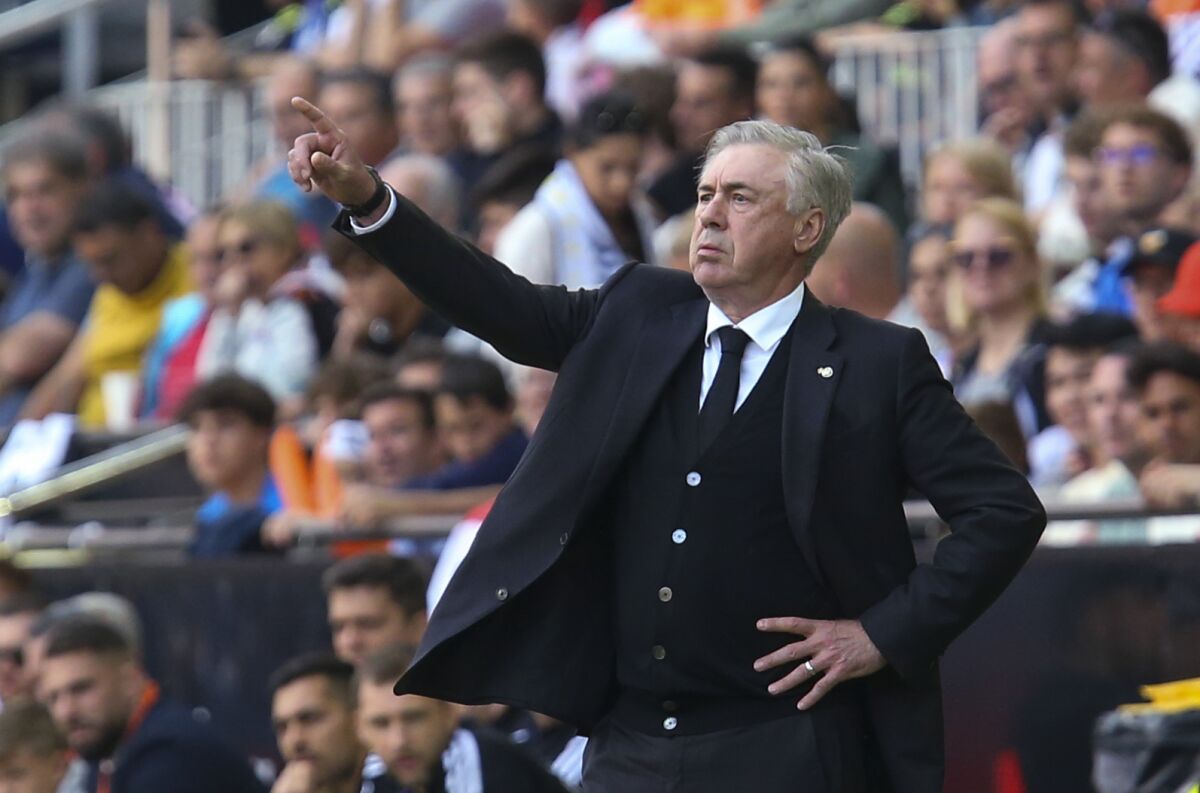Real Madrid Teknik Direktörü Carlo Ancelotti, Mayıs ayındaki bir maçta oyuncularına talimat veriyor.