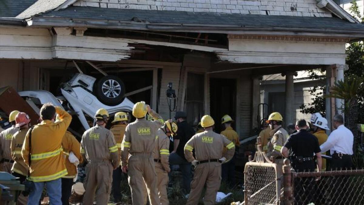 Dos personas murieron y otra resultó lesionada cuando su vehículo chocó contra una casa deshabitada en Pleasant Avenue y Boyle Heights, el domingo. La policía dice que el conductor fue baleado antes de chocar.