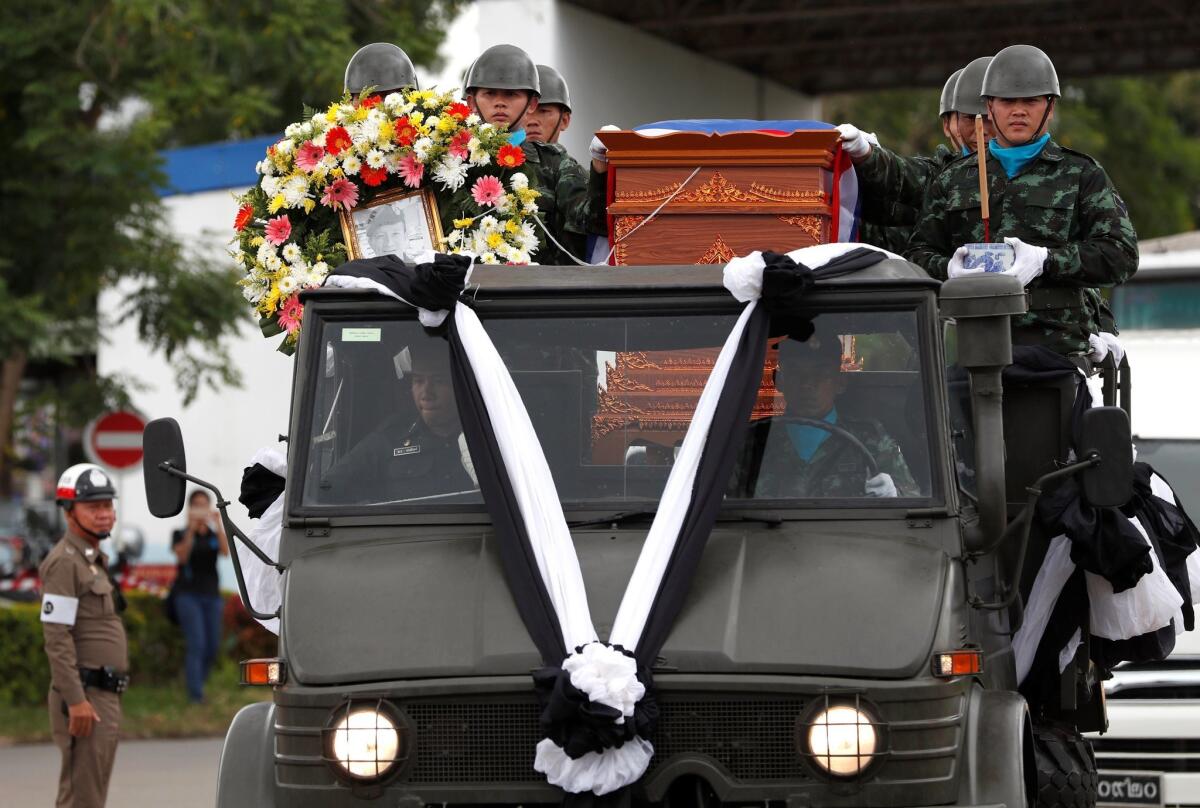 El cadáver de Saman Gunan, buzo que participaba en labores del rescate de niños atrapados en una cueva, es trasladado durante una ceremonia de repatriación y de ritos religiosos en el aeropuerto Chiang Rai en Mae Sai, Tailandia.