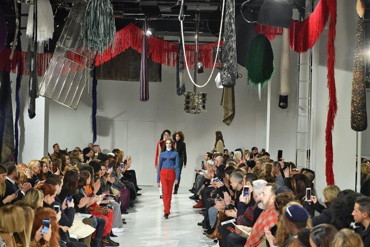 Una pasarela durante la Semana de la Moda de Nueva York en febrero de 2017 con looks de la colección otoño/invierno 2017 de Calvin Klein de Raf Simons.