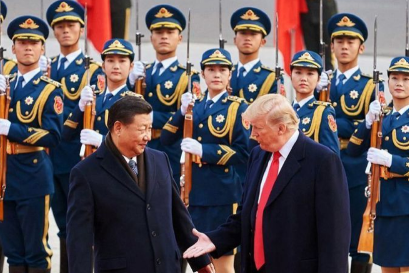 El presidente Trump, durante una visita de estado en noviembre de 2017, se reúne con el presidente chino, Xi Jinping, frente al Gran Palacio del Pueblo en Pekín. (Artyom Ivanov / Abaca Press)
