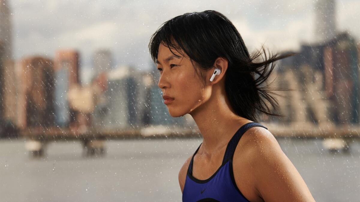 Apple presenta la tercera versión de auriculares AirPods, con audio espacial