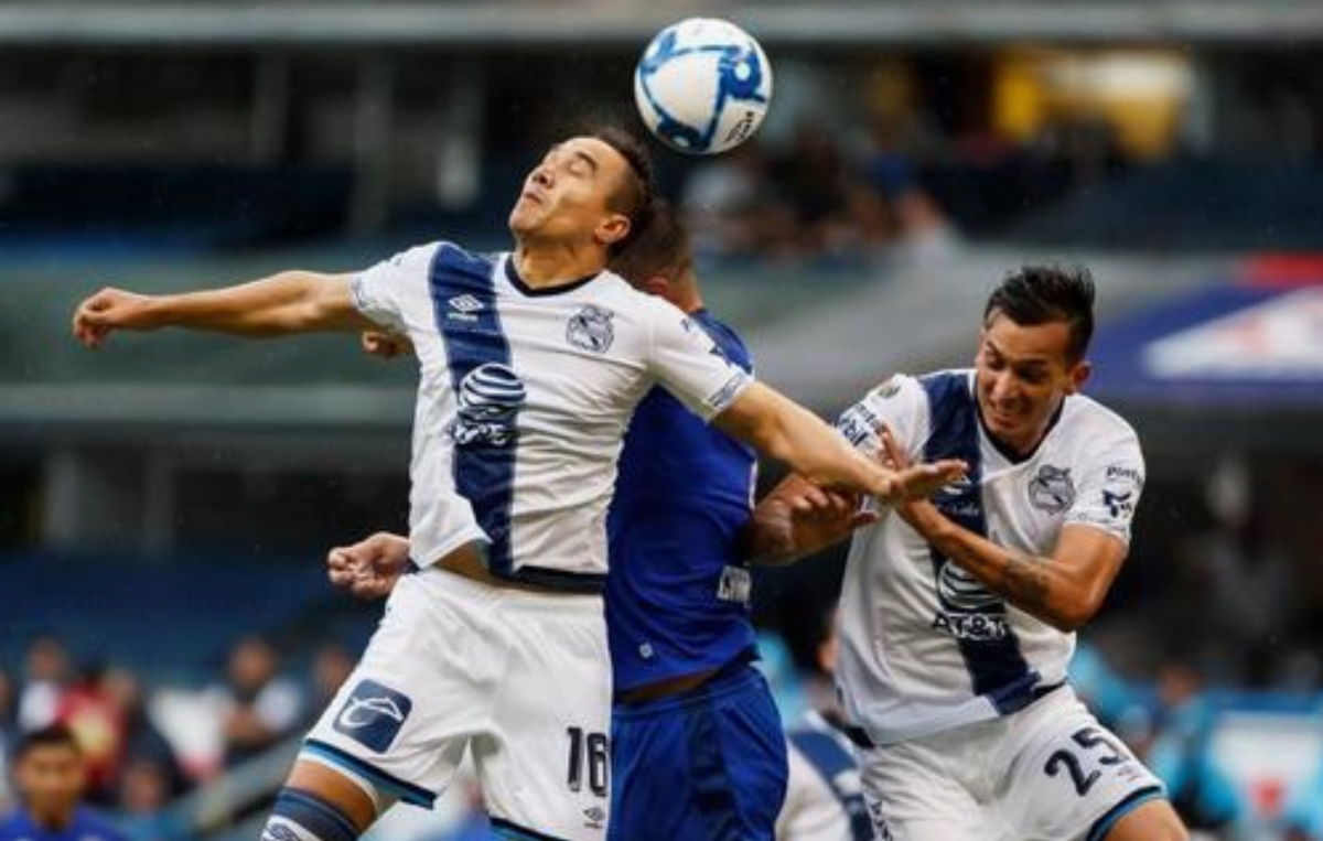 El jugador de Cruz Azul Milton Caraglio (c) disputa el balón con Carlos Rodríguez (i) y con Maximiliano Perg (d) de Puebla, durante un partido de la jornada seis del Torneo Apertura del fútbol mexicano, en el Estadio Azteca de la Ciudad de México (México). EFE/ José Méndez/Archivo