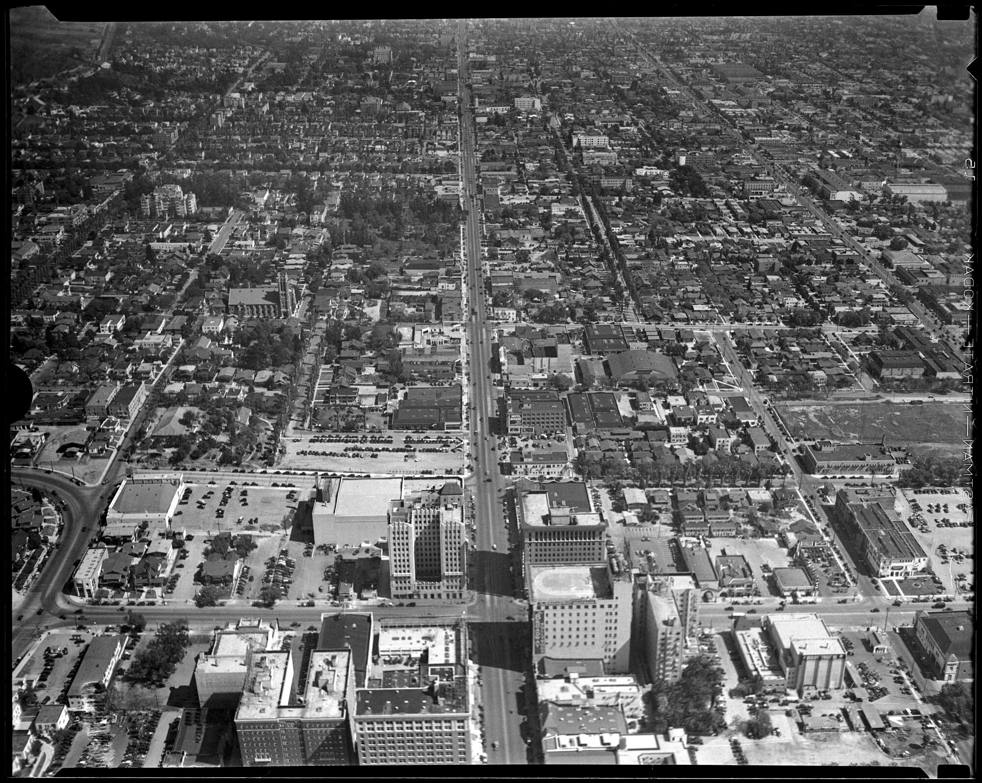 Una vista de Los ngeles, fotografiada en algún momento entre 1920 y 1935, muestra la expansión urbana tomando forma.