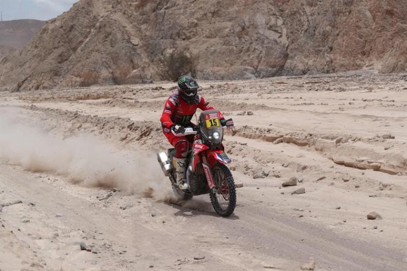El piloto estadounidense Ricky Brabec conduce su moto Honda hoy, durante la cuarta etapa del Rally Dakar 2019, que se corre entre Arequipa y Tacna (Perú). EFE