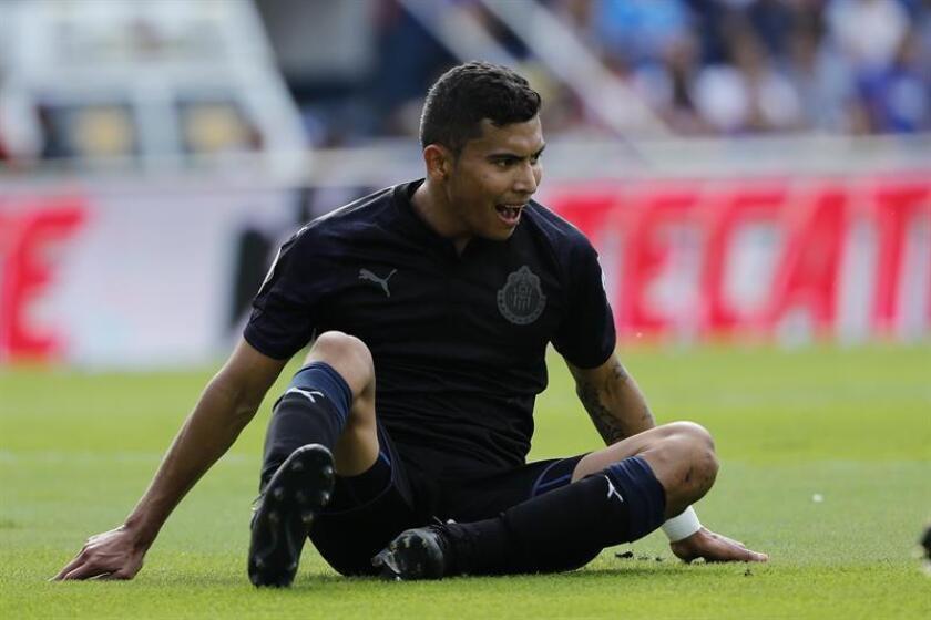 MÉXICO FÚTBOL:MEX09. CIUDAD DE MÉXICO (MÉXICO), 29/07/2017.- Player Orbelin Pineda de Chivas sits on the grass while he argues a ruling on July 29, 2017, during a match of the second day of the Mexican Apertura Tournament played at the Estadio Azul in Mexico City. EPA-EFE/Jose Mendez