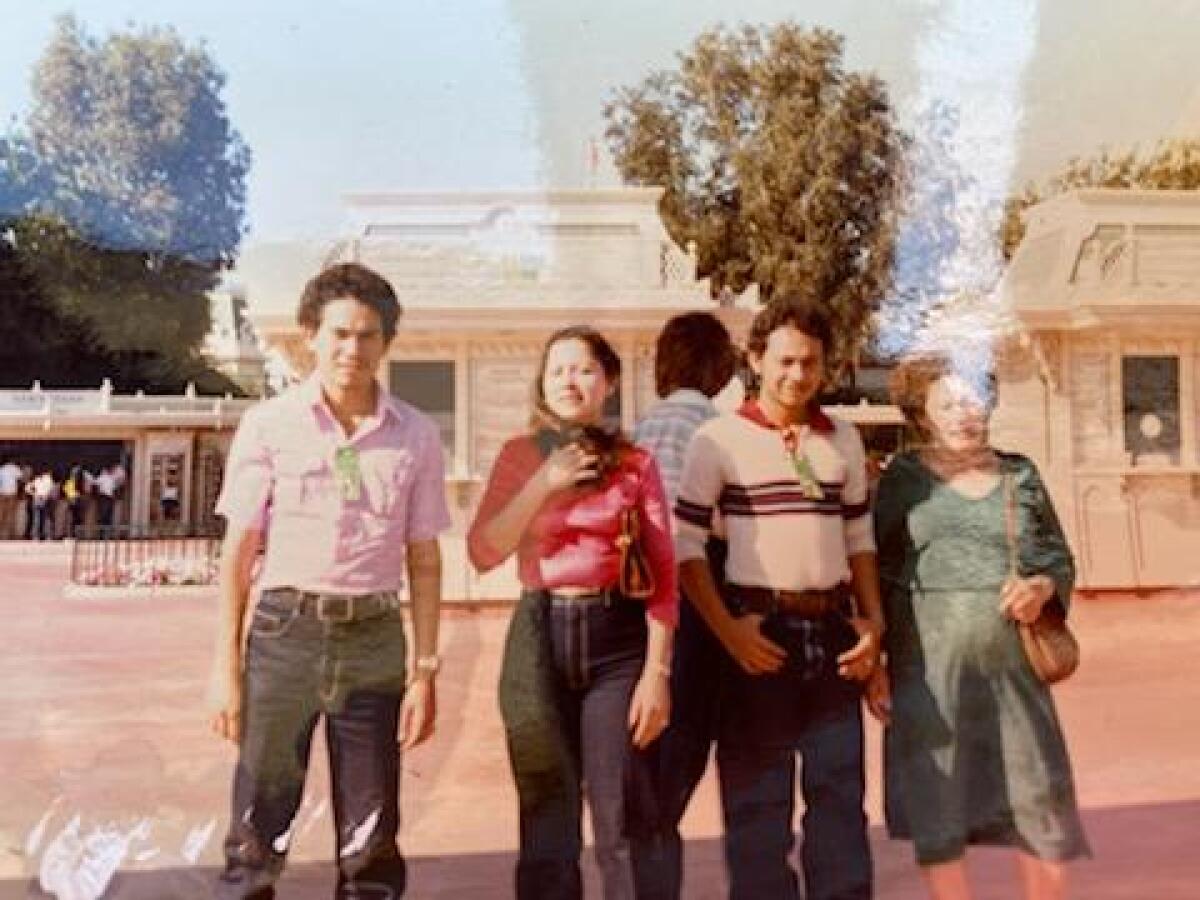 Carlos Ernesto Escobar Mejía (segundo desde la derecha) con su madre (derecha) y dos de sus hermanos en Disneylandia.