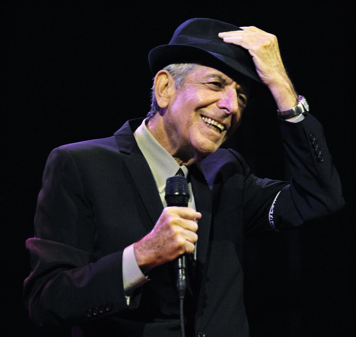 En esta foto del 17 de abril del 2009, Leonard Cohen canta en el Festival de Música y Arte de Coachella en Indio, California. El cantautor canadiense, que combinó espiritualidad y sexualidad en canciones como "Hallelujah", "Suzanne" y "Bird on a Wire", murió el 7 de noviembre del 2016 a los 82 años.