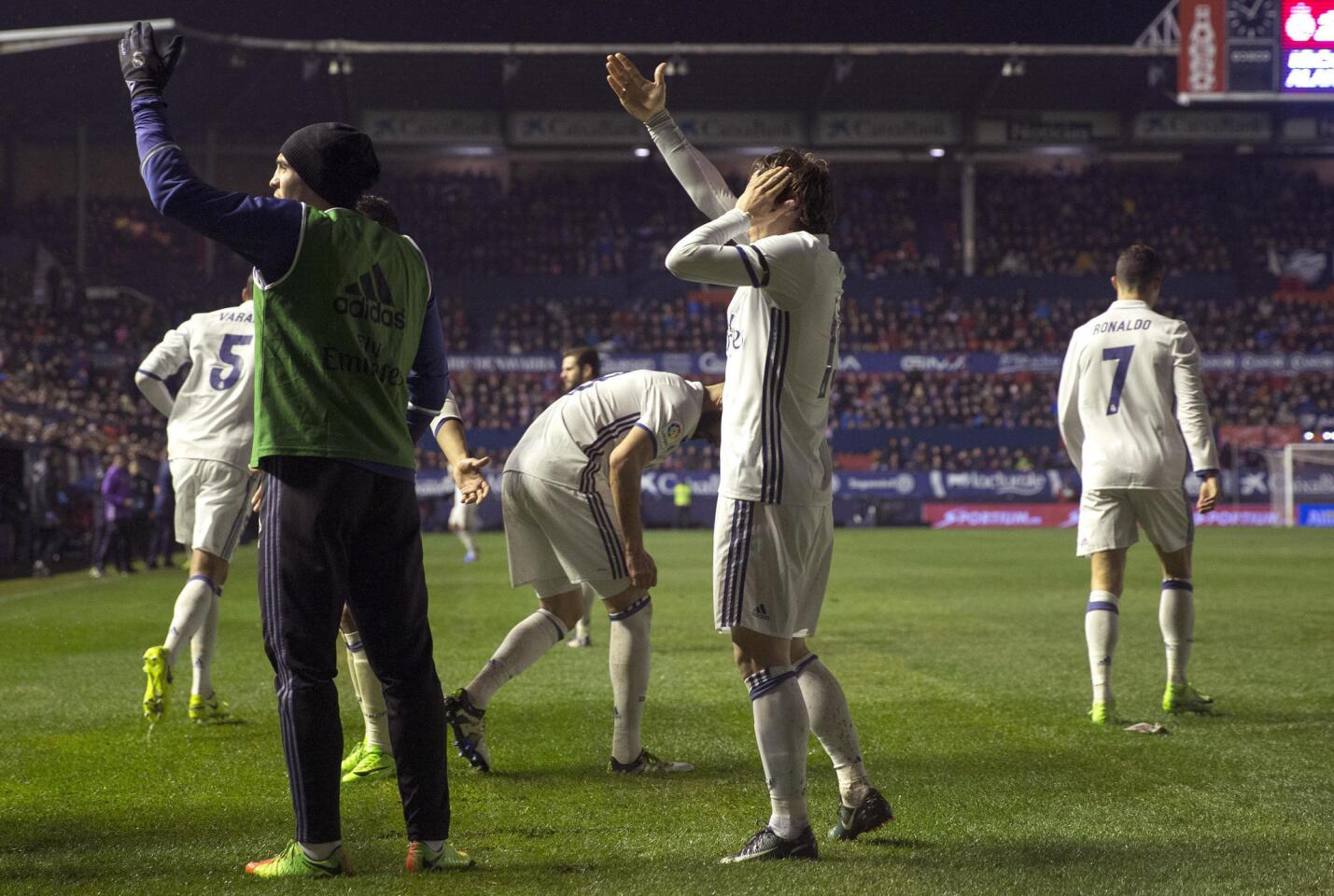 GRA506. PAMPLONA, 11/02/2017.- Los jugadores del Real Madrid protestan por el lanzamiento de objetos en la celebración del segundo gol ante Osasuna, durante el partido de Liga en Primera División disputado esta noche en el estadio de El Sadar, en Pamplona. EFE/Villar López ** Usable by HOY and SD Only **