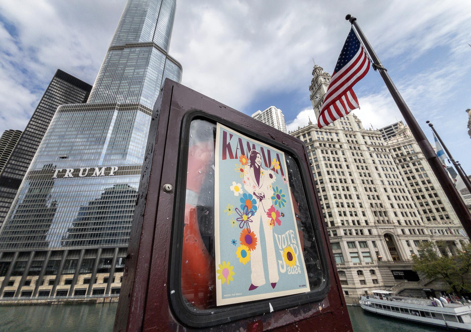 Un cartel de Kamala Harris apareció en un puente frente a la Torre Trump en Chicago.