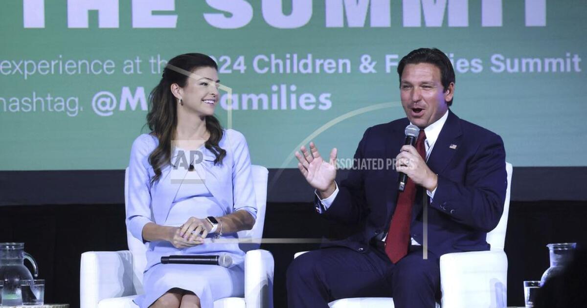 Agencia de Florida, el periódico informa el periódico sobre la fundación con la esposa de un gobierno en el periódico