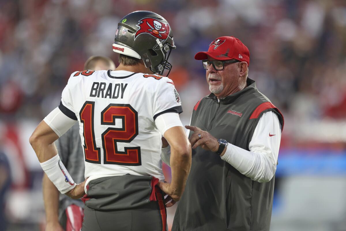 Buccaneers head coach Bruce Arians and Tom Brady have a discussion on the sideline.