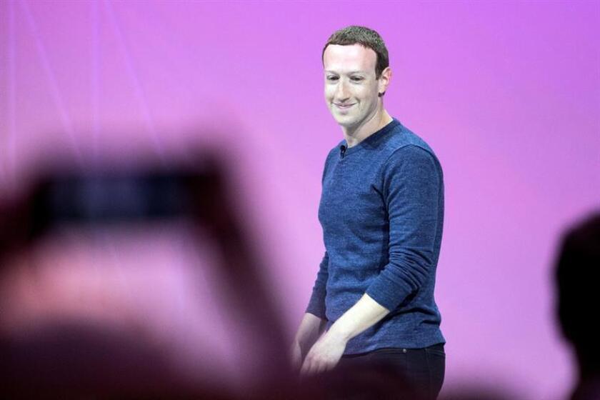 El fundador de Facebook, Mark Zuckerberg, pronuncia su discurso durante la Convención VivaTech 2018 en París, Francia, el 24 de mayo de 2018. EFE/ Archivo