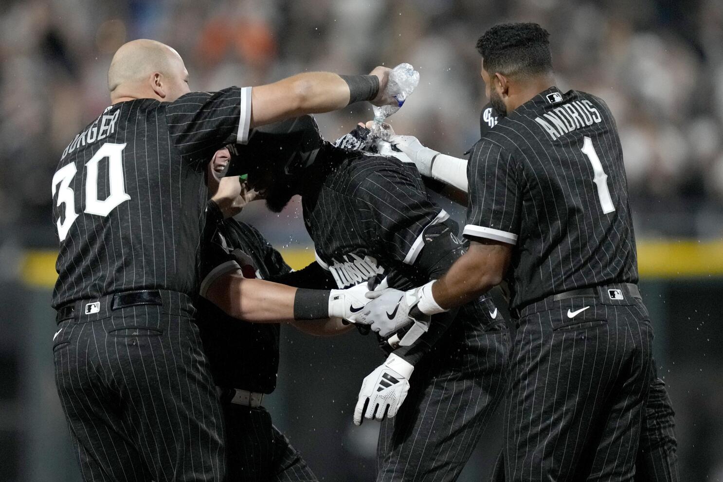 Luis Robert Jr. exits White Sox' victory with tightness in right
