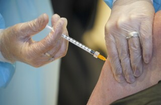 Una persona rep la vacuna contra la coronavirus a Roma el 10 de març de l'2021. (AP Photo / Andrew MEDICHINI, file)