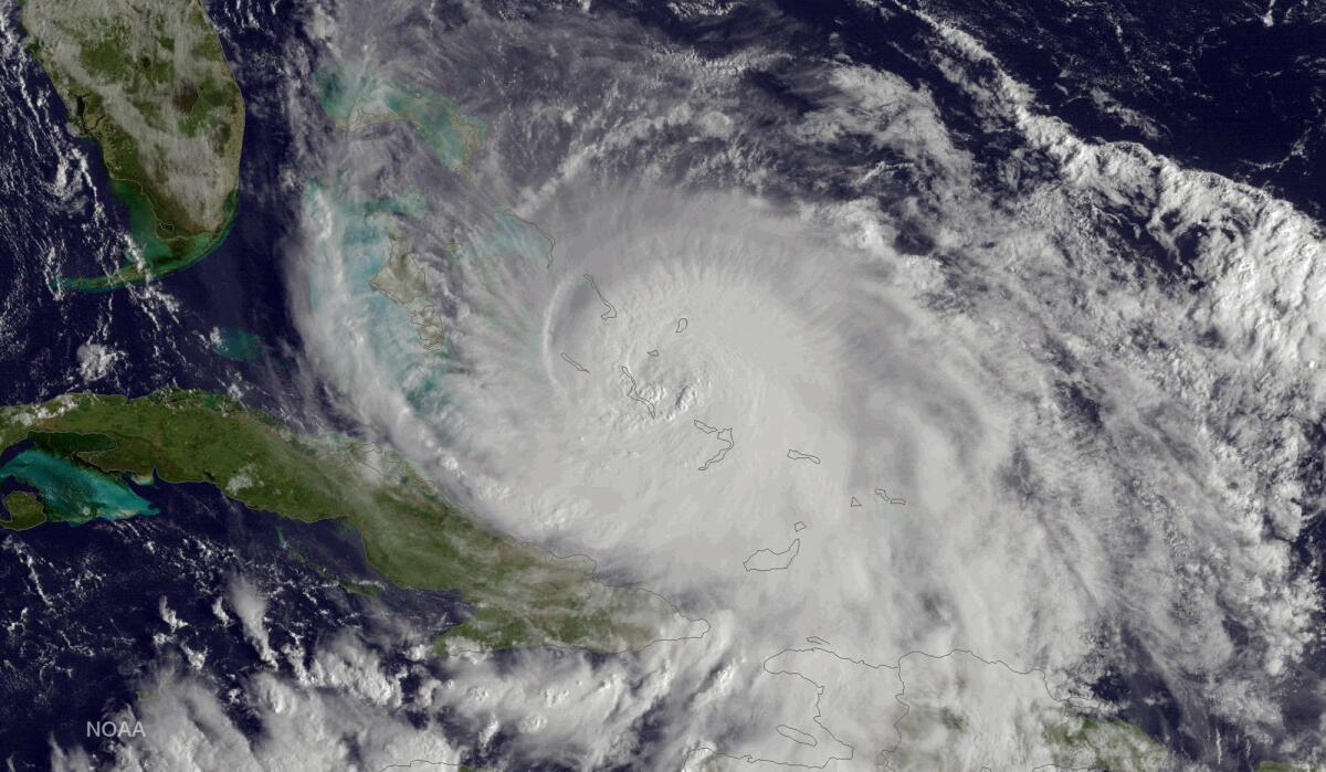 Imagen de satélite del viernes 2 de octubre de 2015 y difundida por la Oficina Nacional de Administración Oceánica y Atmosférica de Estados Unidos (NOAA), mostrando al huracán Joaquín en la zona de las Bahamas.