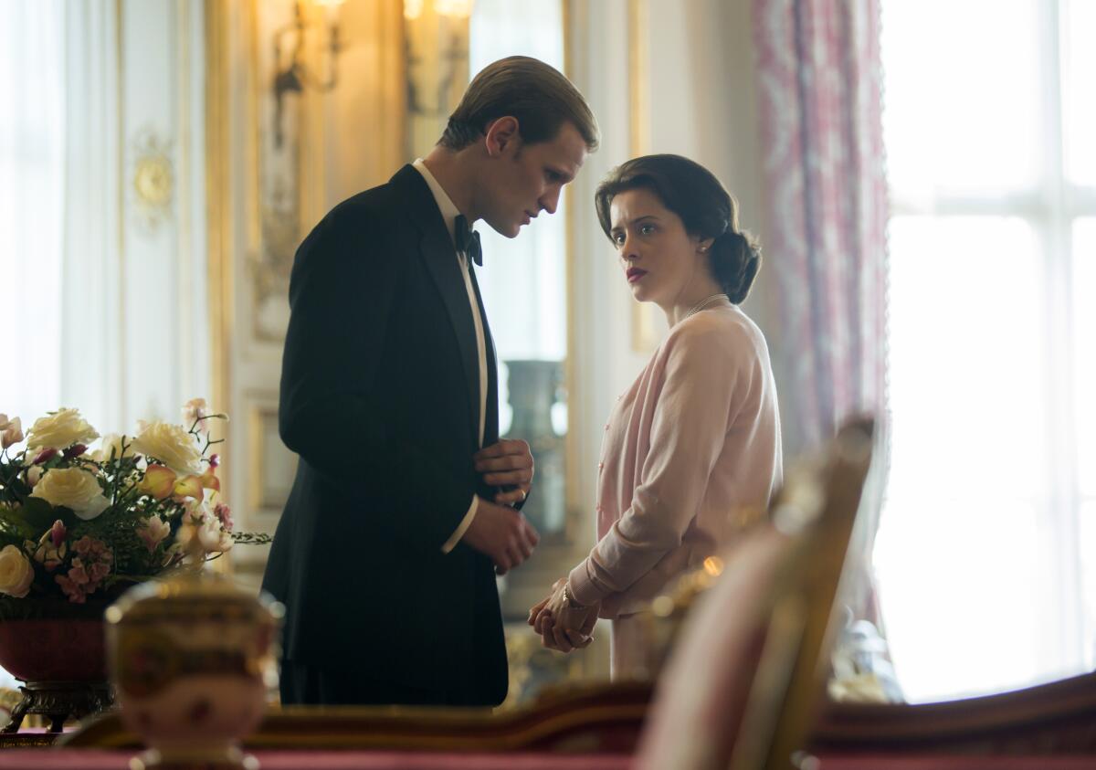 En esta imagen proporcionada por Netflix, Claire Foy en el papel de la reina Isabel II y Matt Smith