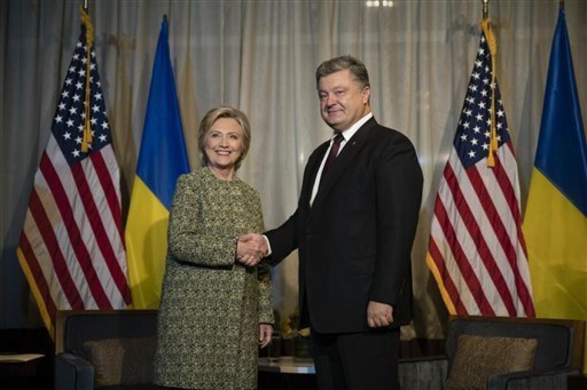 La candidata presidencial demócrata Hillary Clinton estrecha la mano del mandatario ucraniano Petro Poroshenko en Nueva York, el lunes 19 de septiembre de 2016, ayer un importante republicano cubanoamericano dijo que la apoyará con una fuerte suma.