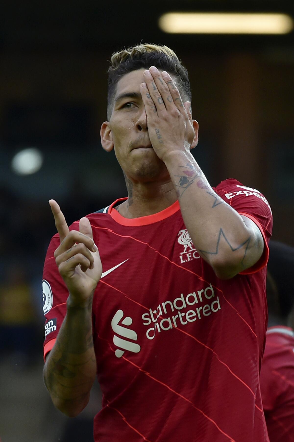 Liverpool's Roberto Firmino celebrates after scoring his side's second goal during the English Premier League soccer match between Norwich City and Liverpool at Carrow Road Stadium in Norwich, England, Saturday, Aug. 14, 2021. (AP photo/Rui Vieira)