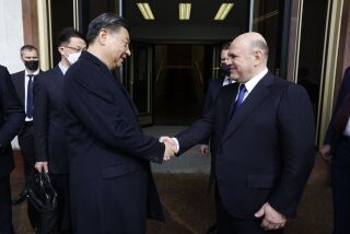 El primer ministro de Rusia, Mikhail Mishustin, a la derecha, estrecha la mano del presidente de China, Xi Jinping, tras sus conversaciones en Moscú, Rusia, el martes 21 de marzo de 2023. (Dmitry Astakhov, Sputnik, Oficina del Gobierno via AP)