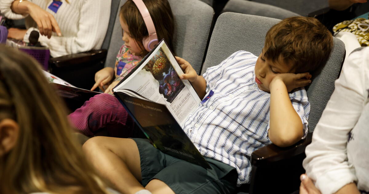 LAUSD to restrict student screen time, a sharp policy reversal LAUSD to restrict student screen time, a sharp policy reversal