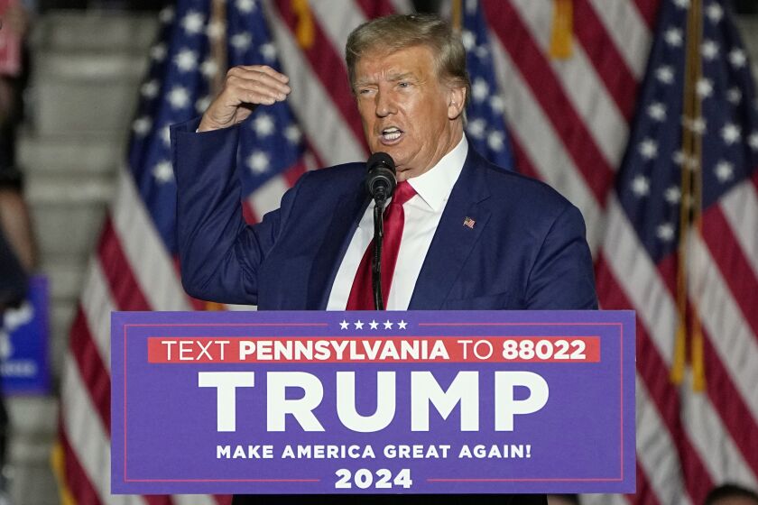 ARCHIVO - El expresidente Donald Trump habla durante un evento de campaña, el 29 de julio de 2023, en Erie, Pensilvania. (AP Foto/Sue Ogrocki)