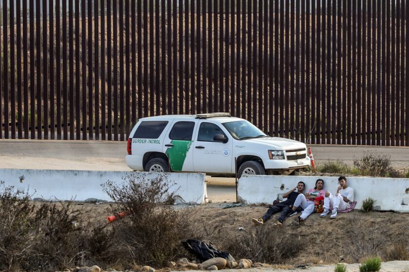 Lanzan a un niño de 4 años sobre el muro fronterizo para cruzar a Estados Unidos