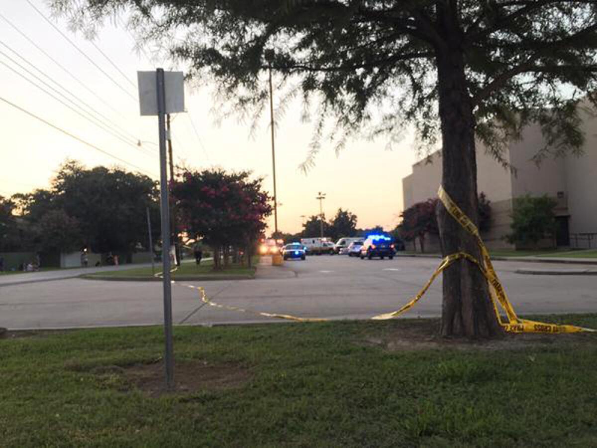 Policías acordonan la zona después de un tiroteo en una sala de cine el jueves 23 de julio de 2015 en Lafayette, Louisiana. (Treylan Arceneaux vía AP)
