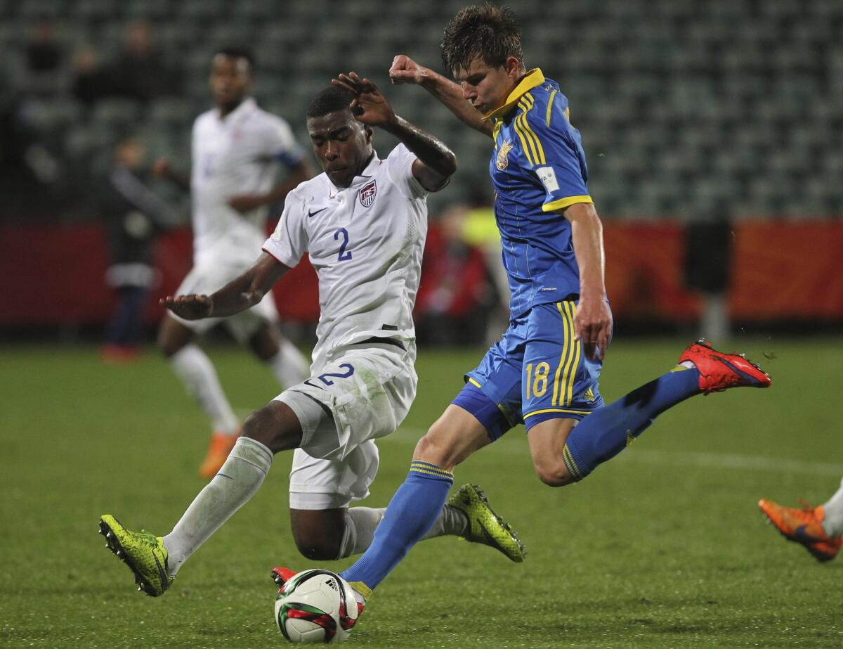 El ucraniano Eduard Sobol (d) lucha por el balón con Shaquell Moore, de Estados Unidos, durante su partido de la fase de grupos del Mundial Sub-20 de la FIFA disputado en el estadio North Harbour en Auckland.