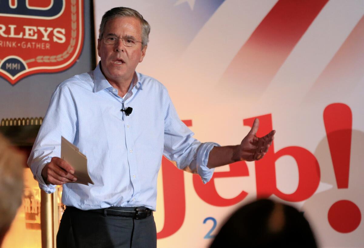 Jeb Bush, precandidato presidencial republicano y ex gobernador de Florida, habla durante una reunión de campaña en Council Bluffs, Iowa, el martes 14 de julio de 2015.