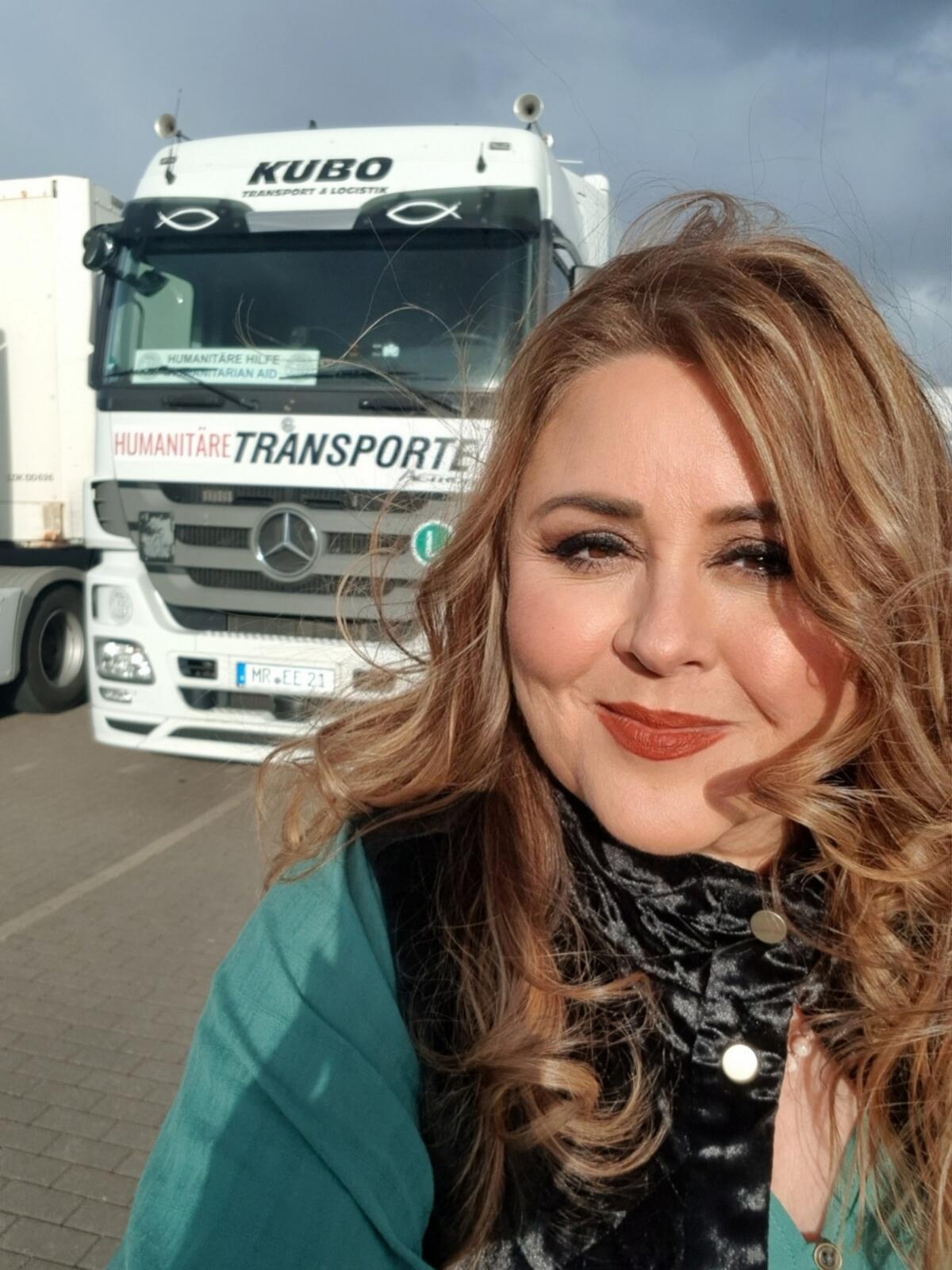 Araceli Martinez-Rose frente al autobus que llevó la ayuda a Ucrania.