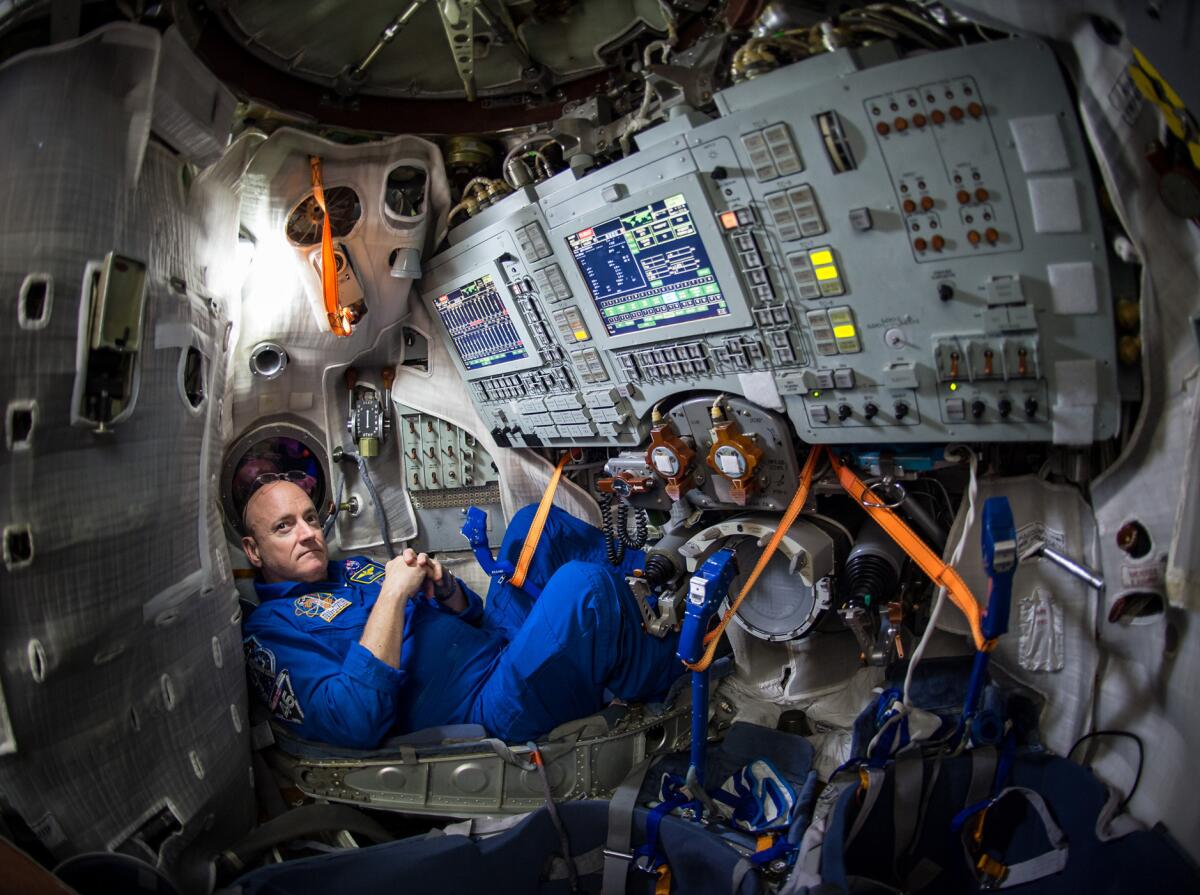 ARCHIVO - En esta foto del 4 de marzo de 2015 difundida por NASA, el astronauta Scott Kelly aparece en un simulador Soyuz en el Centro de Entrenamiento de Cosmonautas en Ciudad Estrella, Rusia. Un trozo de chatarra espacial obligó a tres astronautas de la estación espacial a buscar refugio el jueves 15 de julio de 2015. (Bill Ingalls/NASA via AP)