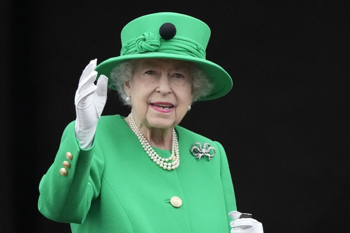 La reina Isabel II saluda a la multitud durante el desfile de su Jubileo de Platino en el Palacio de Buckingham en Londres 