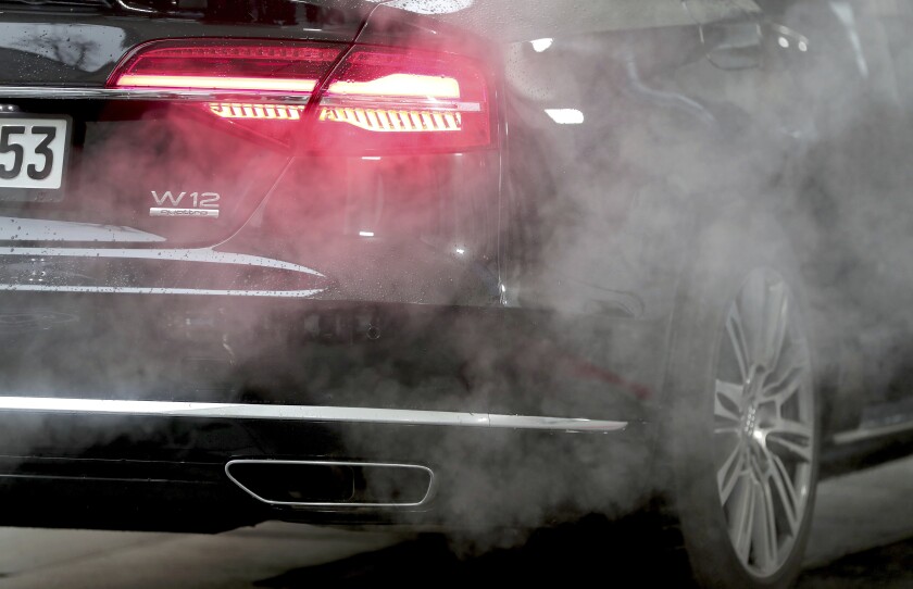 Un auto de lujo Audi emite humos mientras está estacionado con el motor en marcha frente a la Cancillería, en Berlín, el 20 de noviembre de 2019. (AP Foto/Michael Sohn, archivo)