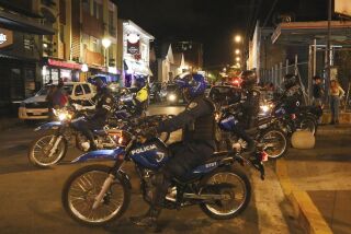 ARCHIVO - Policías patrullan en motocicletas una zona de bares y centros nocturnos en San José, Costa Rica, el 27 de enero de 2023. (AP Foto/Carlos Gonzalez/Archivo)