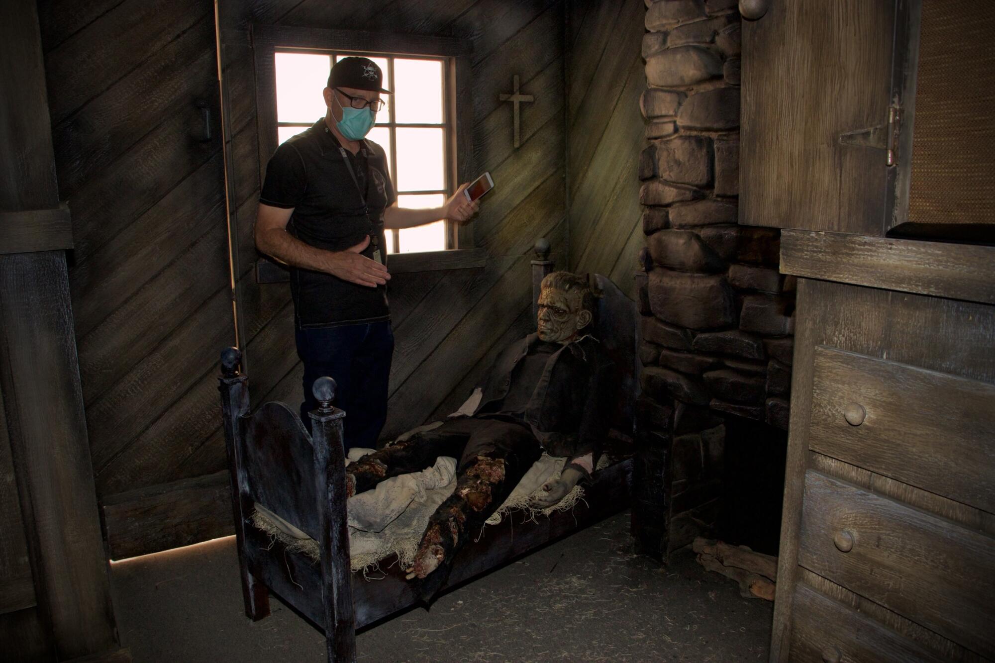 El director creativo John Murdy durante un recorrido de prensa por el laberinto dedicado a la Novia de Frankenstein.