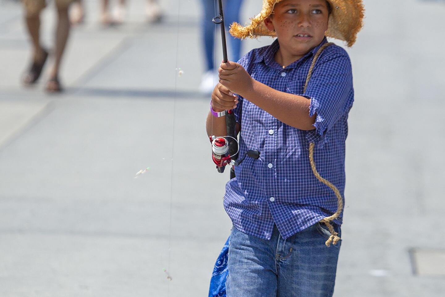 Kids take part in Huck Finn Fishing Derby at H.B. Pier - Los Angeles Times