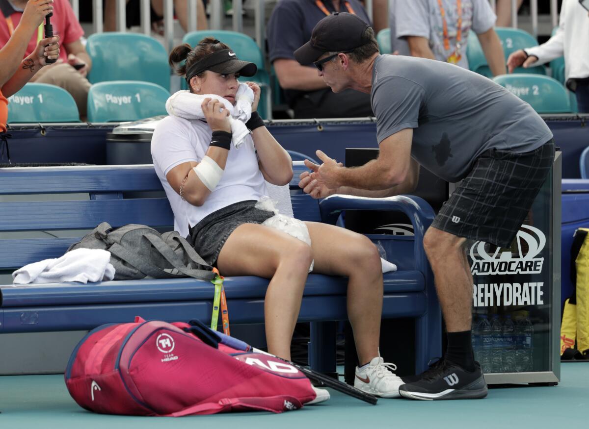 ARCHIVO - Imagen del 21 de marzo de 2019, la tenista canadiense Bianca Andreescu habla con su entrenador, Sylvain Bruneau.