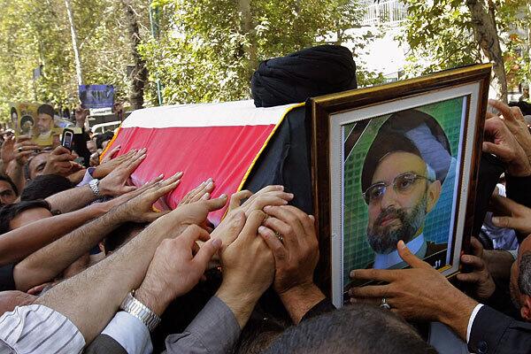 Iraqi and Iranian Shiite Muslims carry the coffin of political and religious leader Abdelaziz Hakim outside the Iraqi Embassy. Hakim, 59, who led the Supreme Islamic Iraqi Council, died of lung cancer.