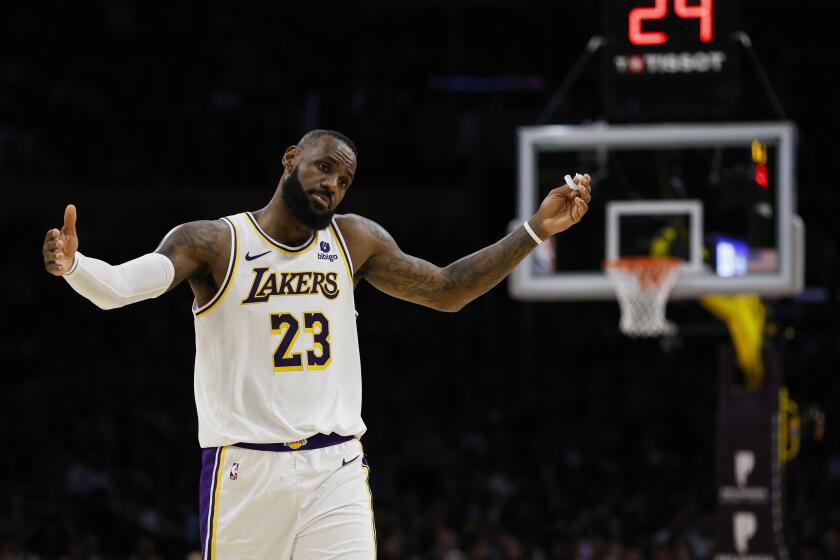 ARCHIVO - Foto del 24 de marzo del 2024, el alero de los Lakers de Los Ángeles LeBron James reacciona durante el encuentro ante los Pacers de Indiana. (AP Foto/Etienne Laurent, File)