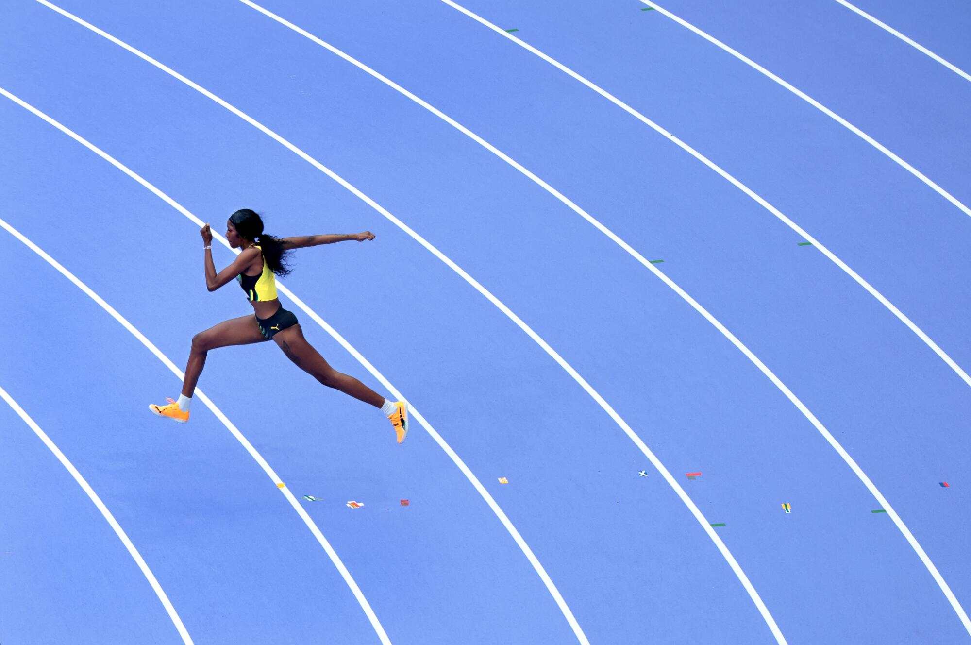 Lamara Distin de Jamaica corre en las eliminatorias de salto de altura femenino.