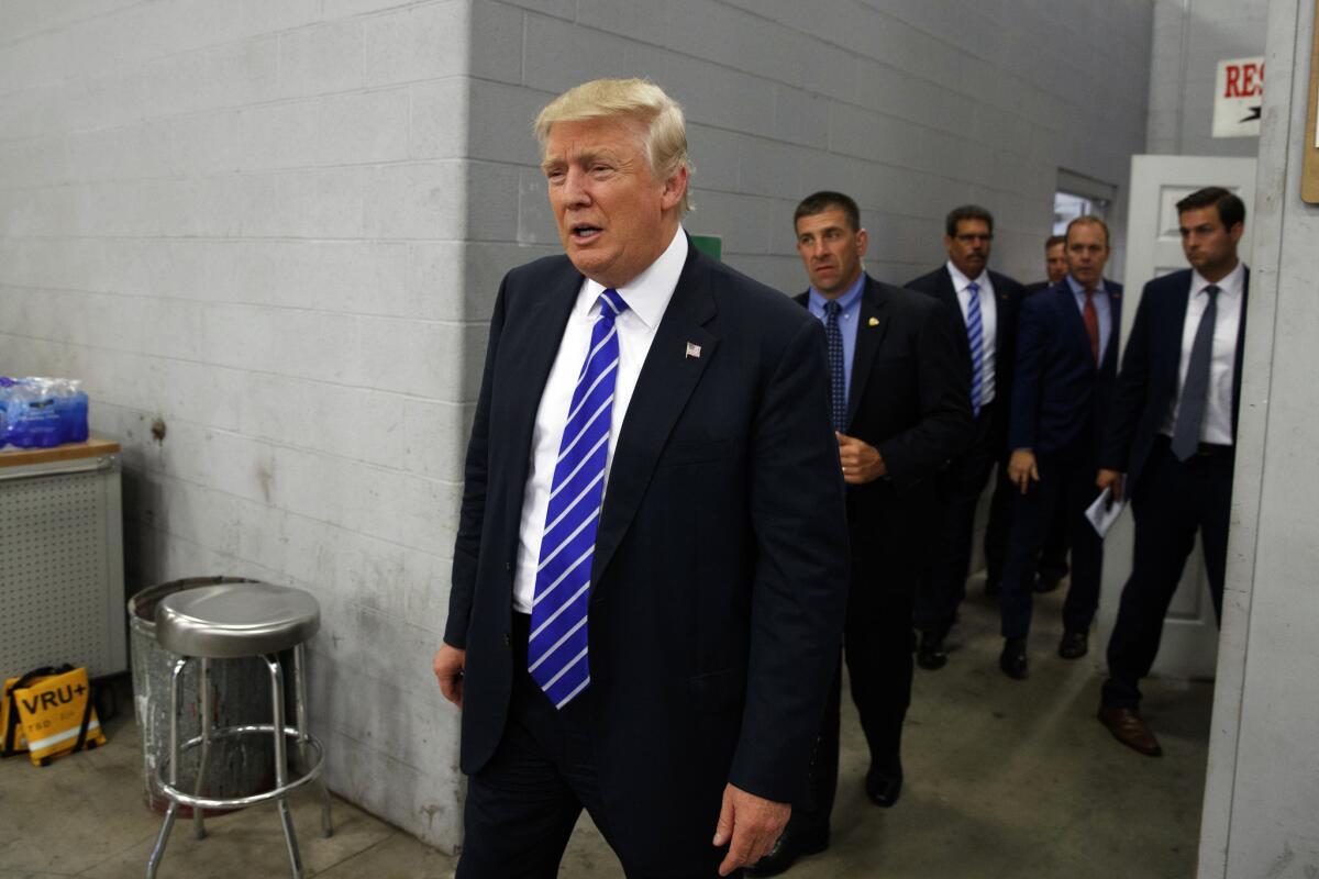 El candidato presidencial republicano Donald Trump llega a una reunión de discusión sobre minería del carbón en Fitzgerald Peterbilt, Wednesday, el miércoles 10 de agosto de 2016, en Glade Spring, Virginia. (AP Foto/Evan Vucci)