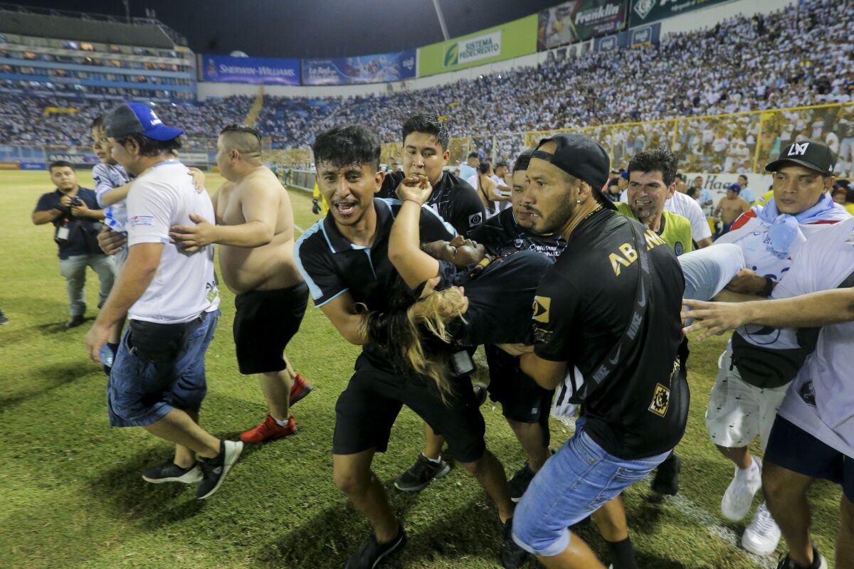 Estampida deja 9 muertos en partido de fútbol en El Salvador - Los Angeles  Times