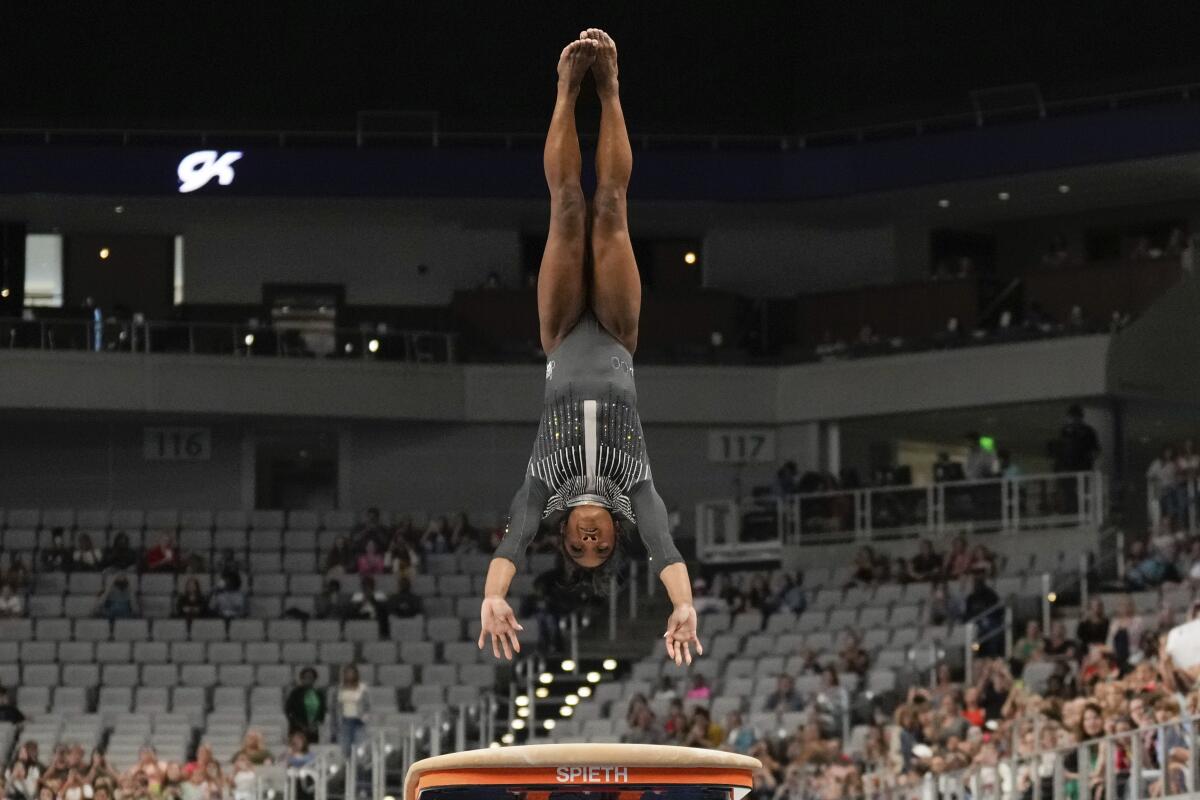 Simone Biles compete no salto durante o campeonato de ginástica dos EUA na sexta-feira.