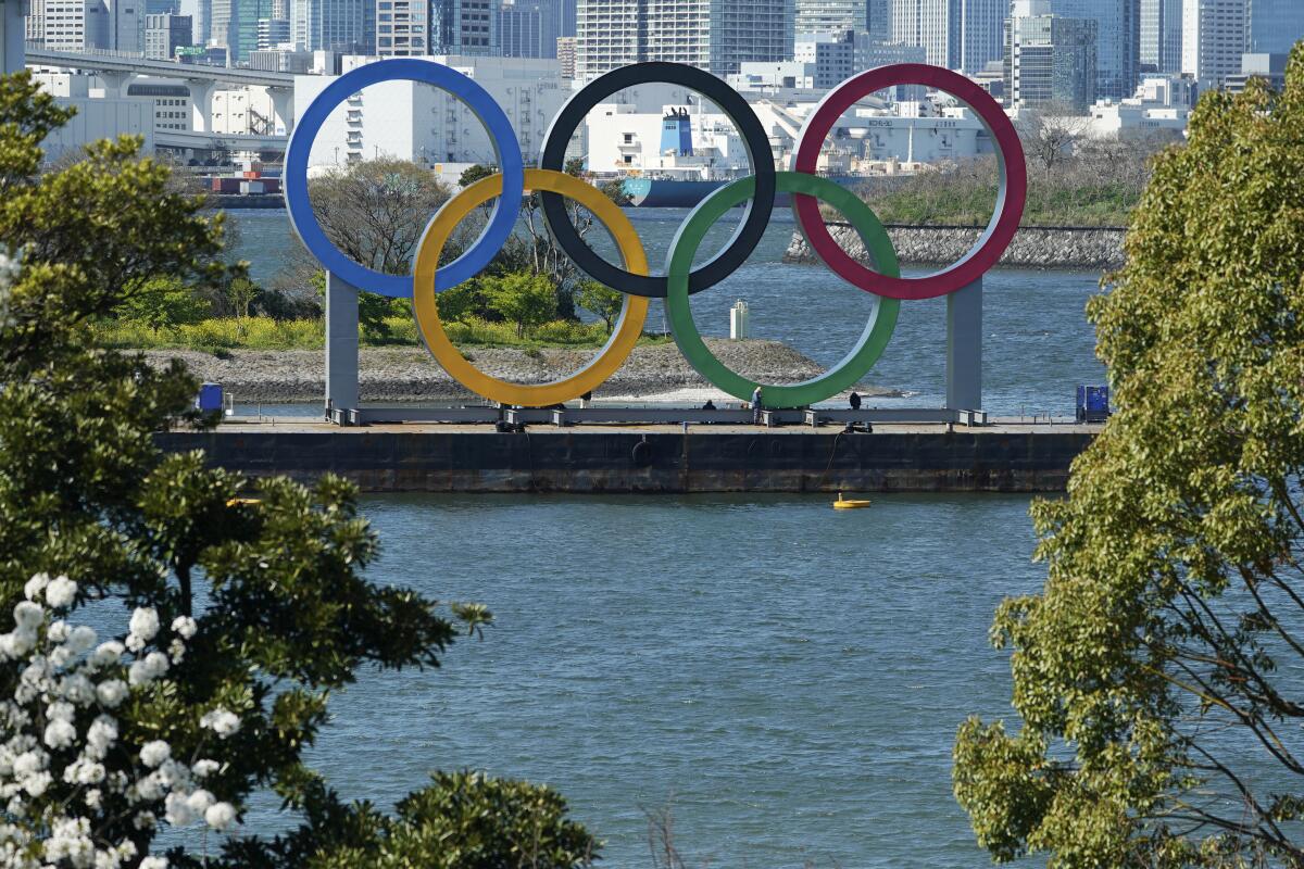 ARCHIVO.- Foto del 24 de marzo del 2020 de los anillos olímpicos en el distrito de Odaiba en Tokio. 