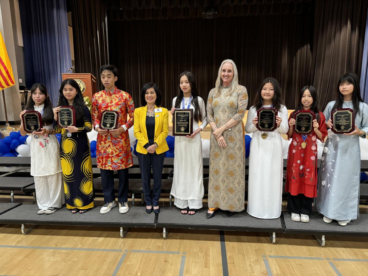 Warner Middle School Vietnamese dual-language immersion students received an achievement award.