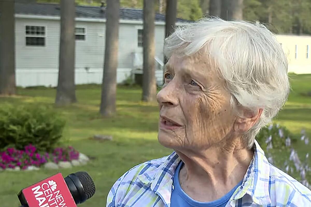 Marjorie Perkins habla con un periodista, 2 de agosto de 2023, en su casa en Brunswick, Maine. 