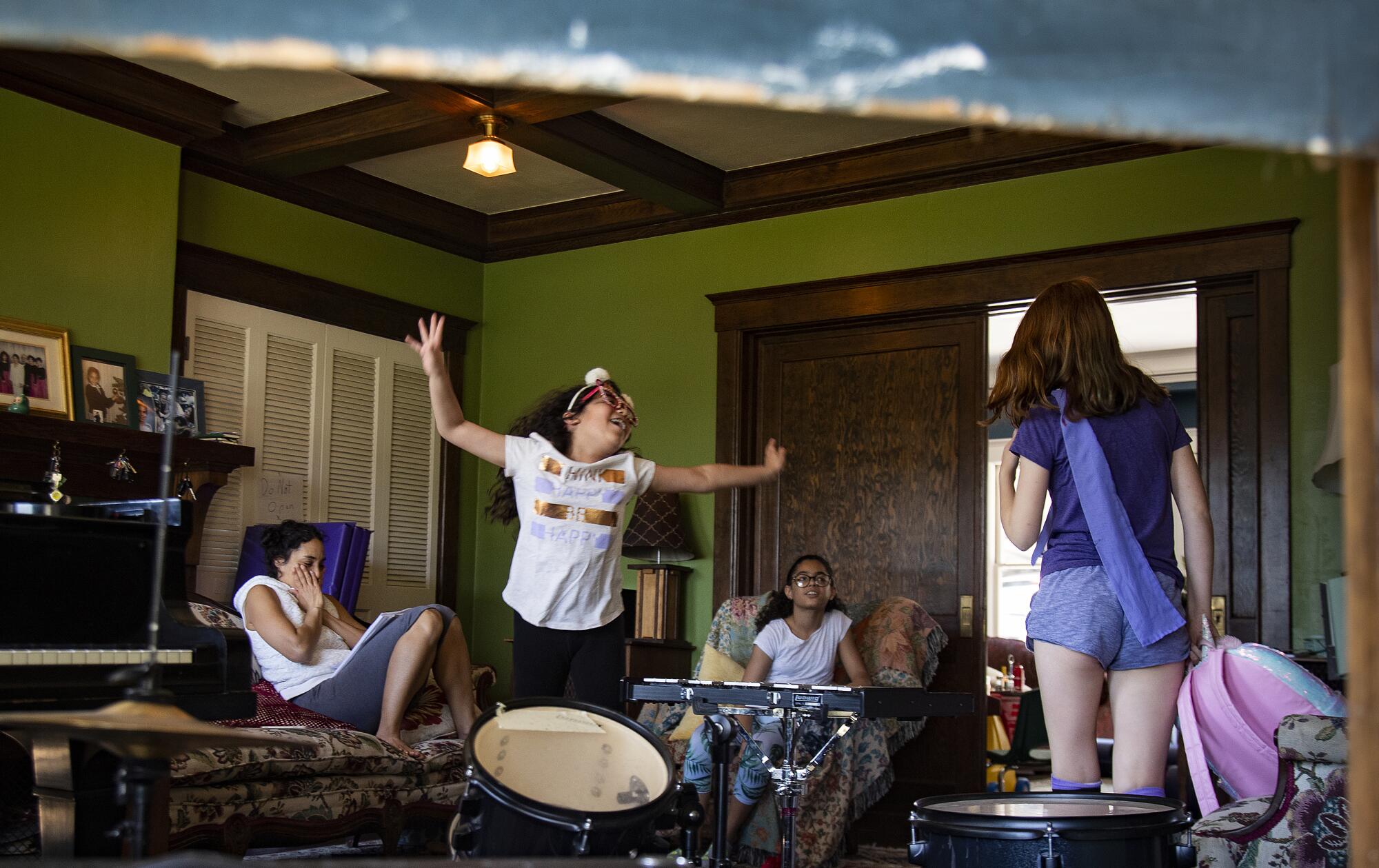 Rosie Roth, centro, representa sus líneas con Carmen Furbush, en el medio, y Kat Bristow, a la derecha, durante una clase de improvisación.