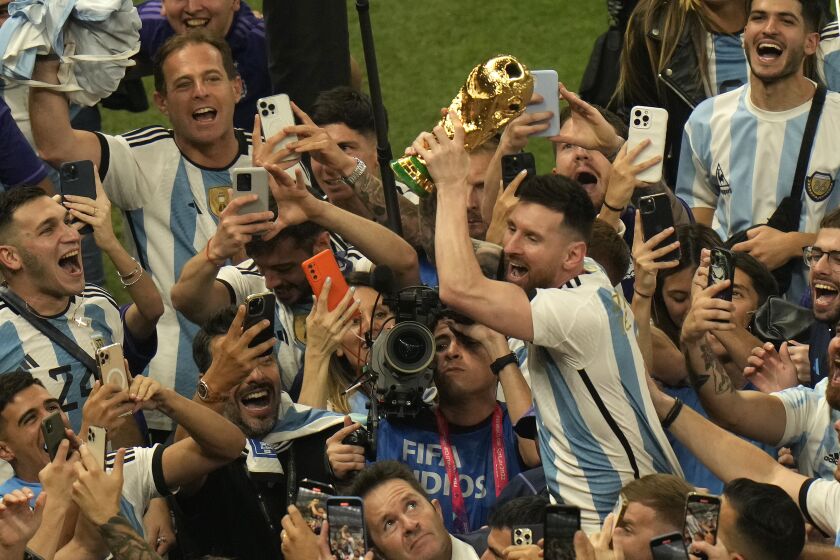 El atacante argentino Lionel Messi con el trofeo de campeón de la Copa Mundial tras vencer a Francia en la final, el domingo 19 de diciembre de 2022 en el estadio Lusail de Qatar. (AP Foto/Francisco Seco)
